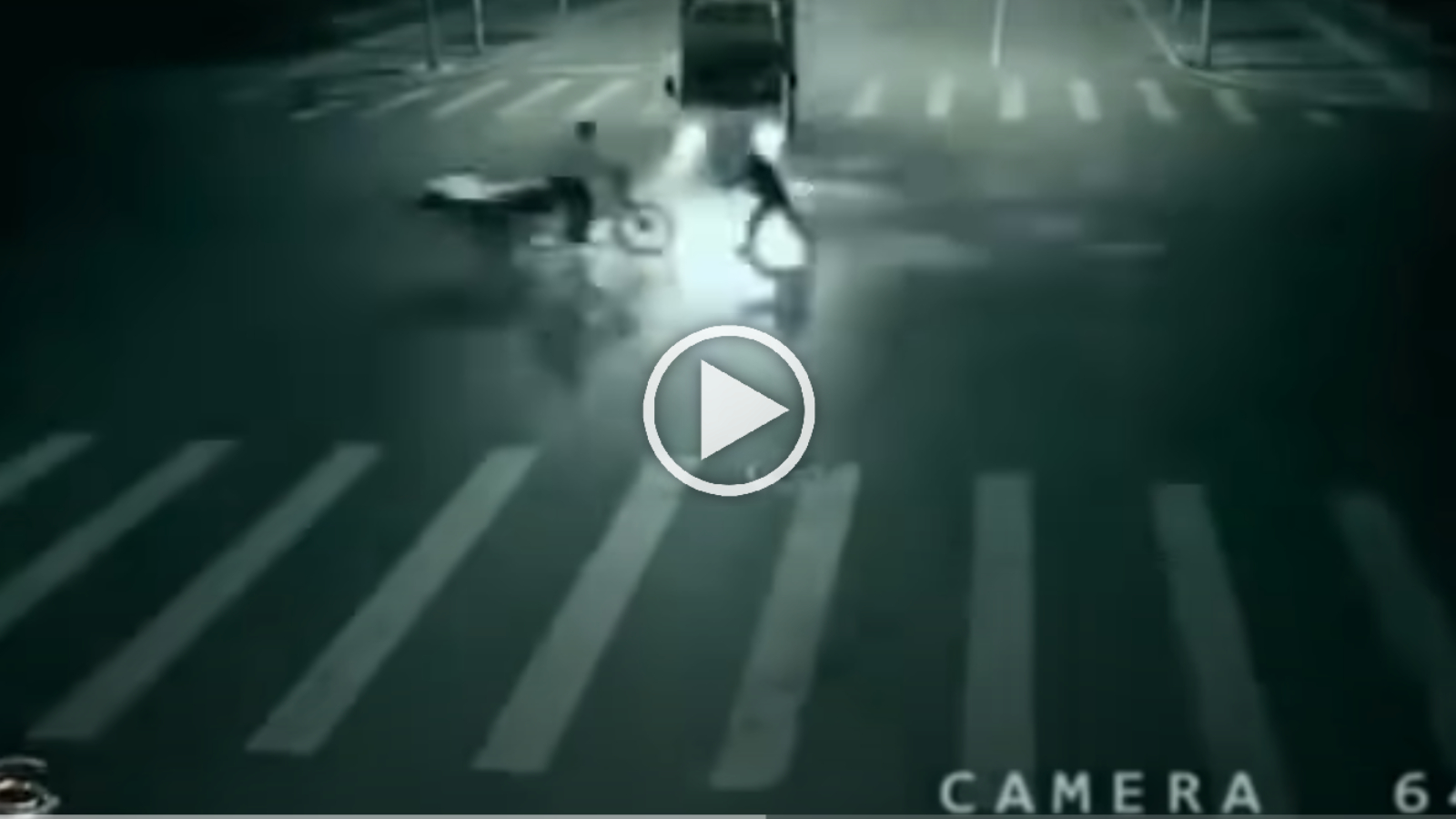 «Άγγελος» σώζει μοτοσικλετιστή από τις ρόδες φορτηγού [video]